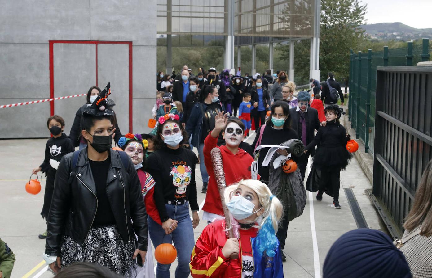 El colegio Carmen Ruiz Tilve en el barrio de Prados de la Vega, la Corredoria (Oviedo), celebró este viernes la Noche de las Ánimas con un desfile repleto de terror con los atuendos de los más pequeños. 