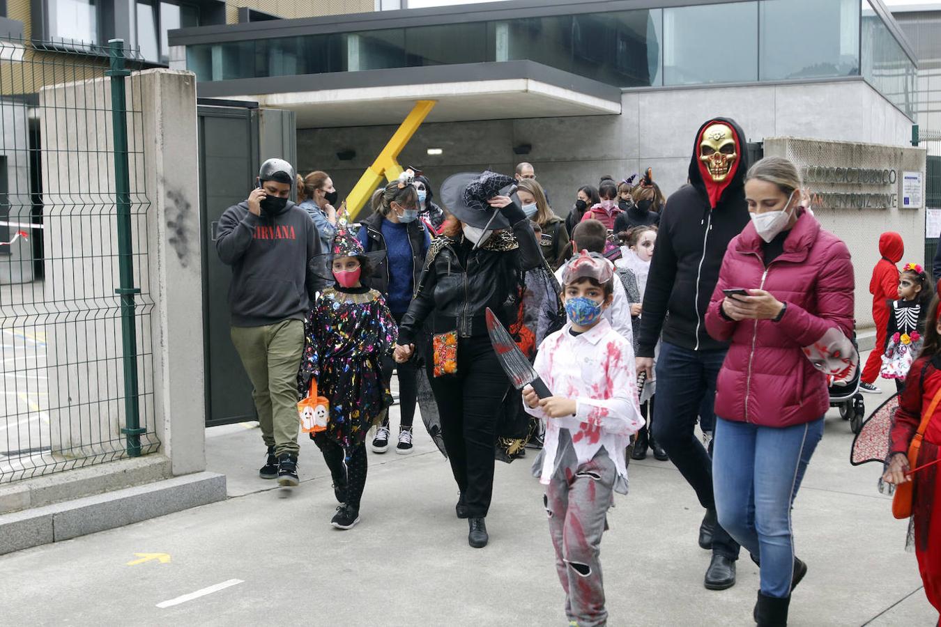El colegio Carmen Ruiz Tilve en el barrio de Prados de la Vega, la Corredoria (Oviedo), celebró este viernes la Noche de las Ánimas con un desfile repleto de terror con los atuendos de los más pequeños. 