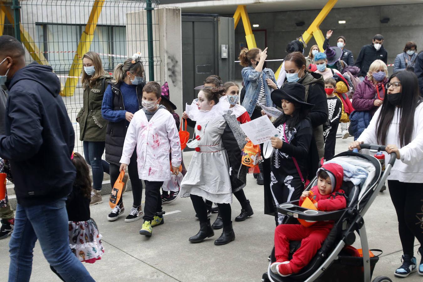 El colegio Carmen Ruiz Tilve en el barrio de Prados de la Vega, la Corredoria (Oviedo), celebró este viernes la Noche de las Ánimas con un desfile repleto de terror con los atuendos de los más pequeños. 
