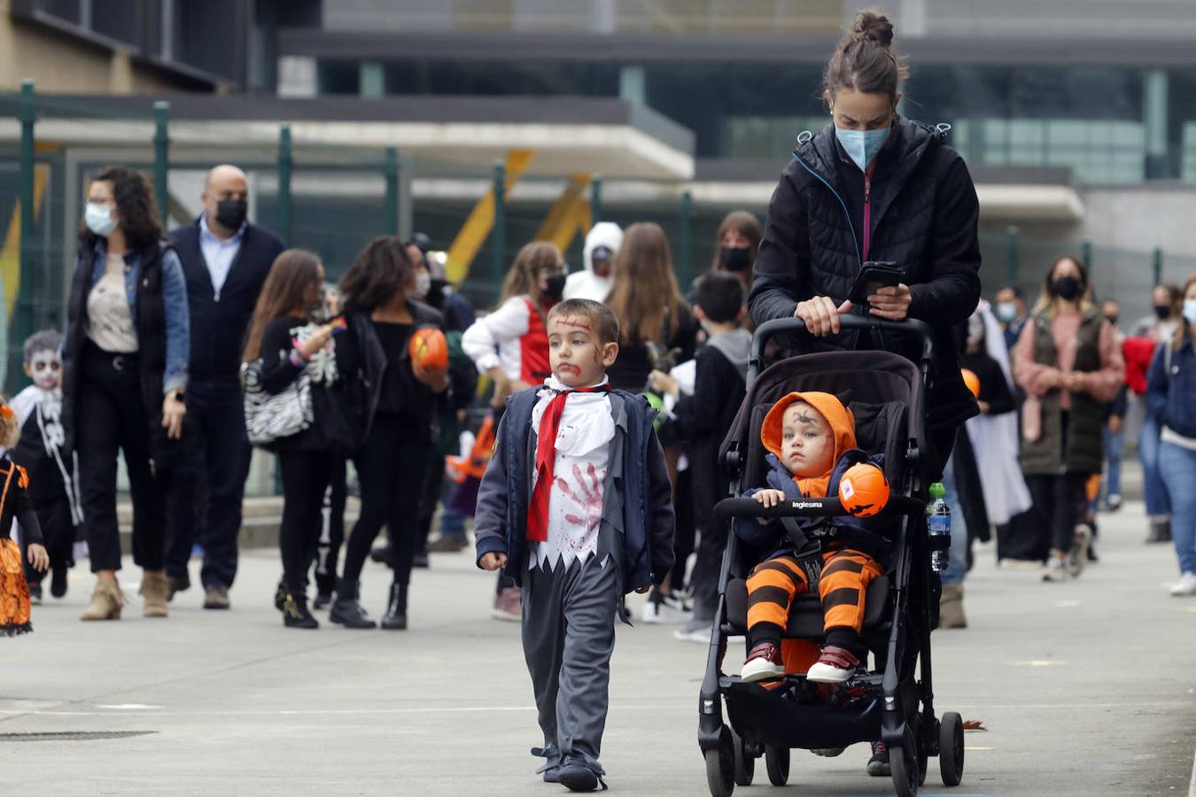 El colegio Carmen Ruiz Tilve en el barrio de Prados de la Vega, la Corredoria (Oviedo), celebró este viernes la Noche de las Ánimas con un desfile repleto de terror con los atuendos de los más pequeños. 