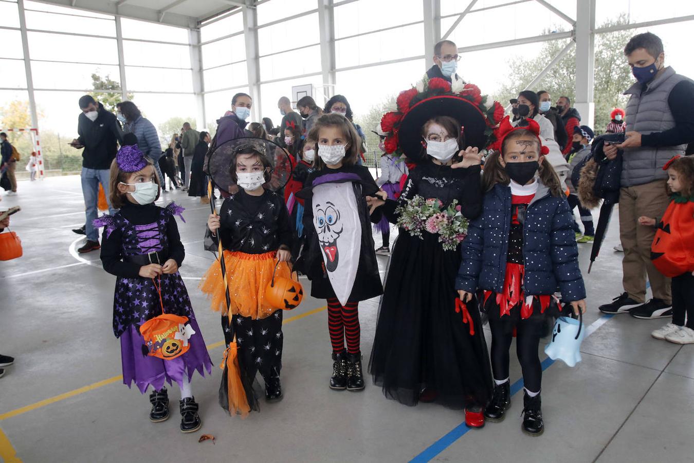 El colegio Carmen Ruiz Tilve en el barrio de Prados de la Vega, la Corredoria (Oviedo), celebró este viernes la Noche de las Ánimas con un desfile repleto de terror con los atuendos de los más pequeños. 