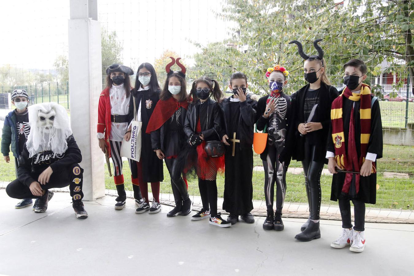 El colegio Carmen Ruiz Tilve en el barrio de Prados de la Vega, la Corredoria (Oviedo), celebró este viernes la Noche de las Ánimas con un desfile repleto de terror con los atuendos de los más pequeños. 