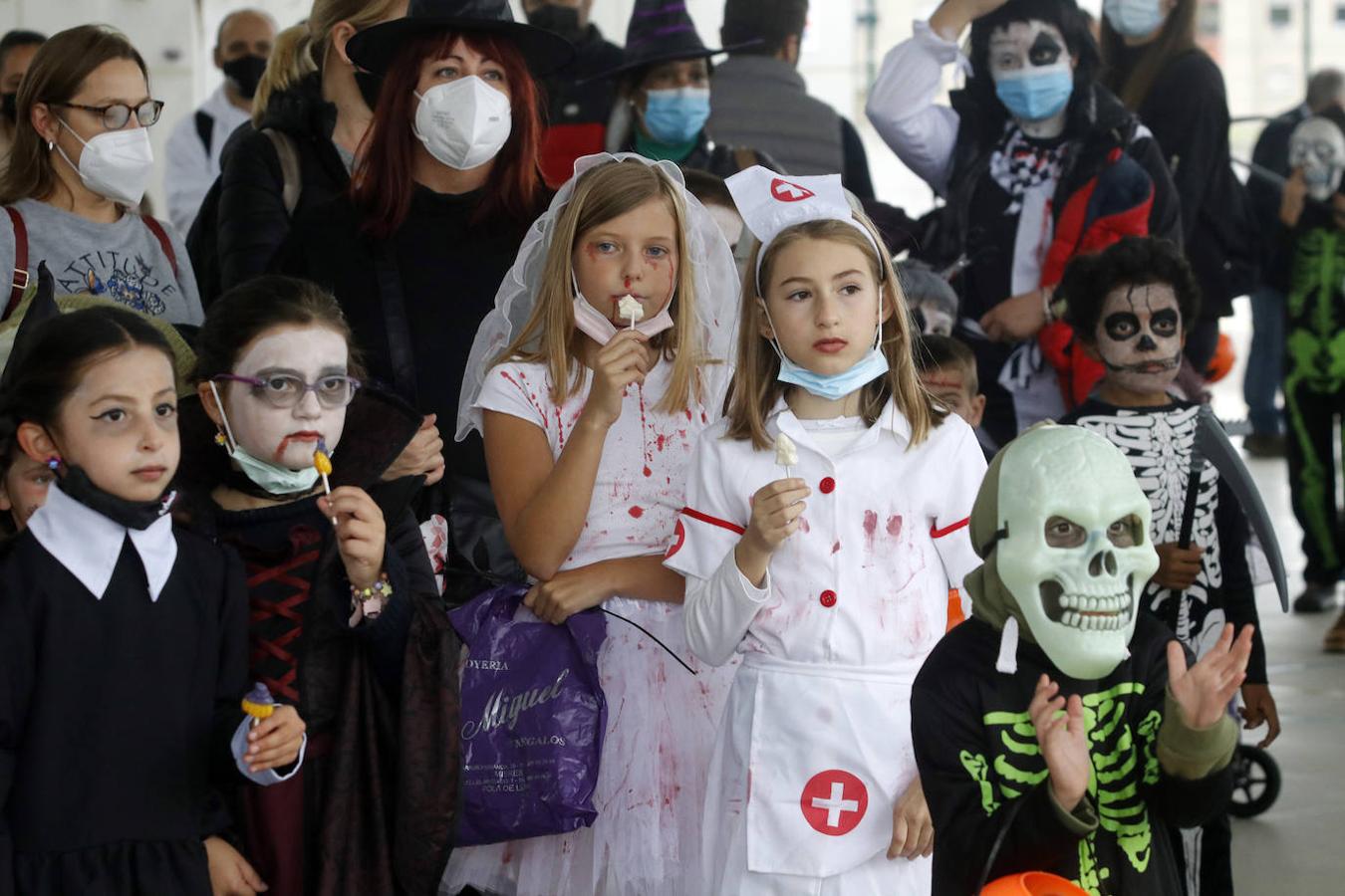 El colegio Carmen Ruiz Tilve en el barrio de Prados de la Vega, la Corredoria (Oviedo), celebró este viernes la Noche de las Ánimas con un desfile repleto de terror con los atuendos de los más pequeños. 