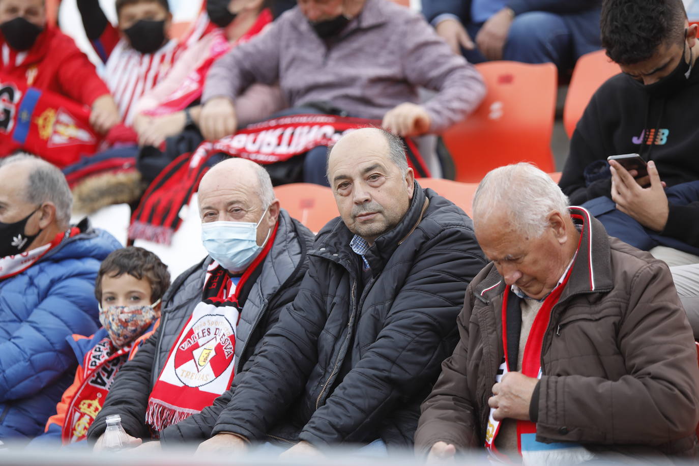 La afición del Sporting ha viajado a Lugo para empujar al equipo gijonés hacia la victoria 