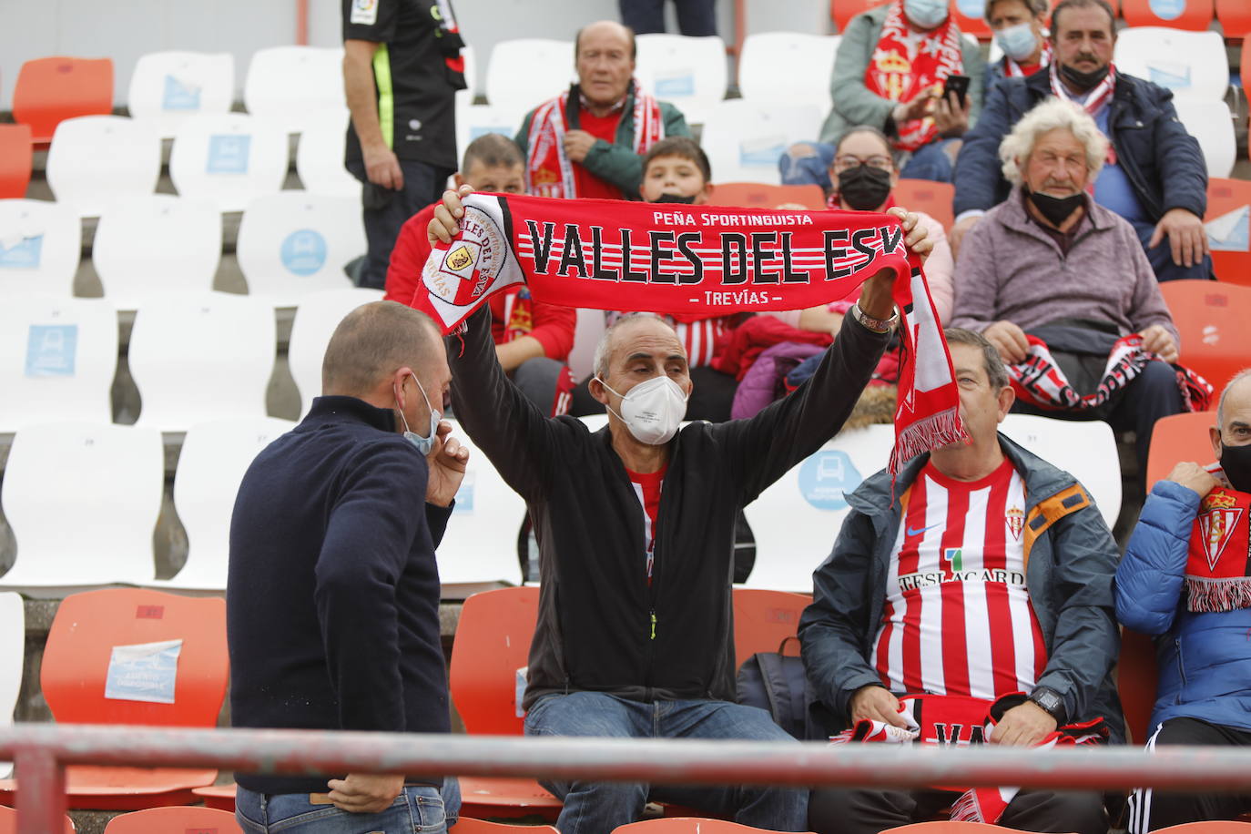 La afición del Sporting ha viajado a Lugo para empujar al equipo gijonés hacia la victoria 