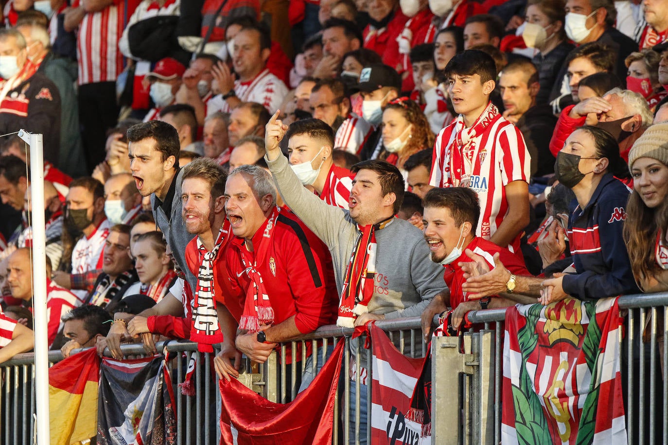 La afición del Sporting ha viajado a Lugo para empujar al equipo gijonés hacia la victoria 