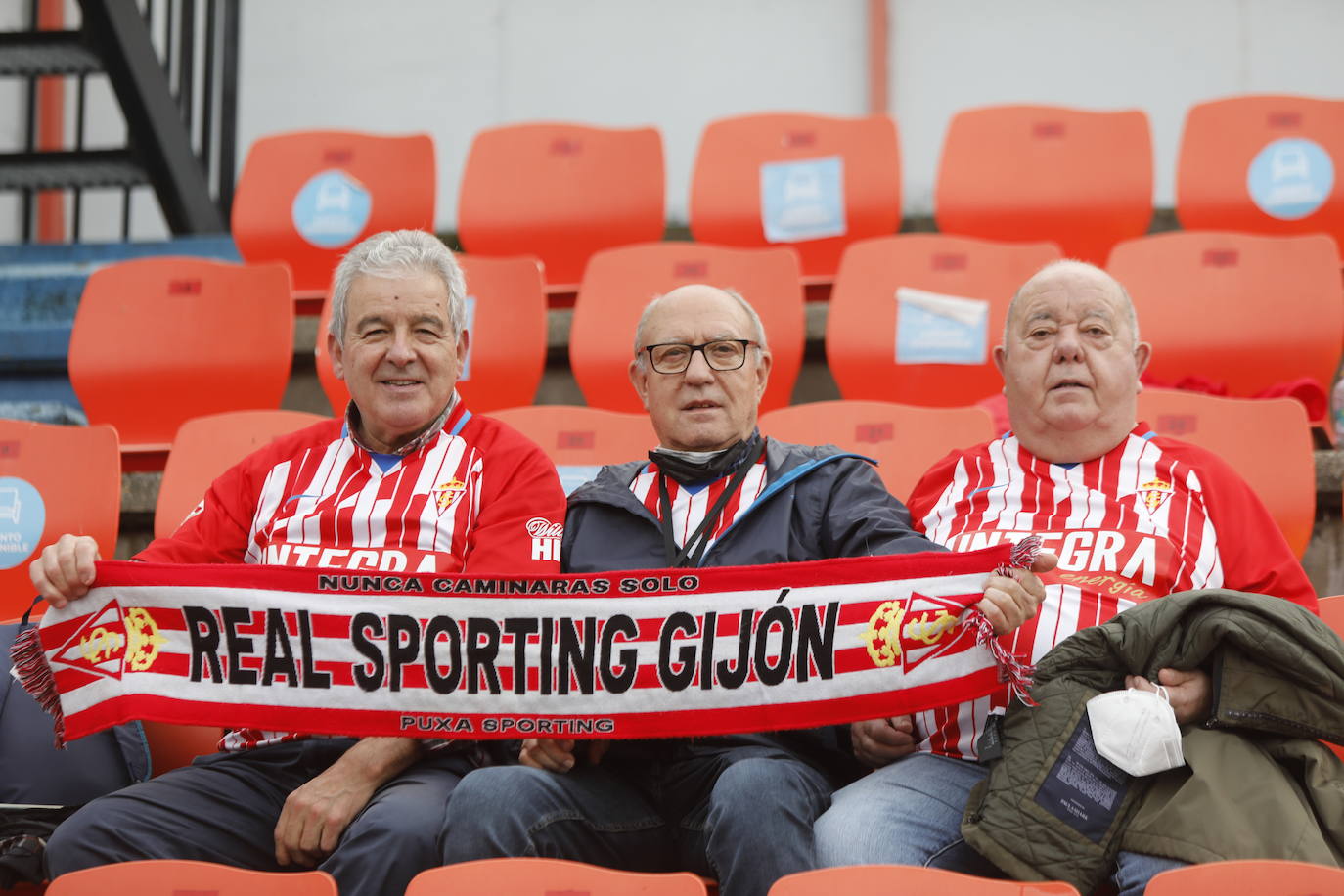 La afición del Sporting ha viajado a Lugo para empujar al equipo gijonés hacia la victoria 