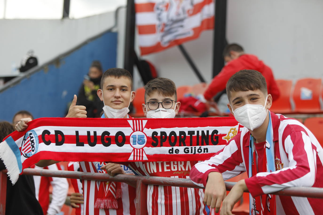 La afición del Sporting ha viajado a Lugo para empujar al equipo gijonés hacia la victoria 