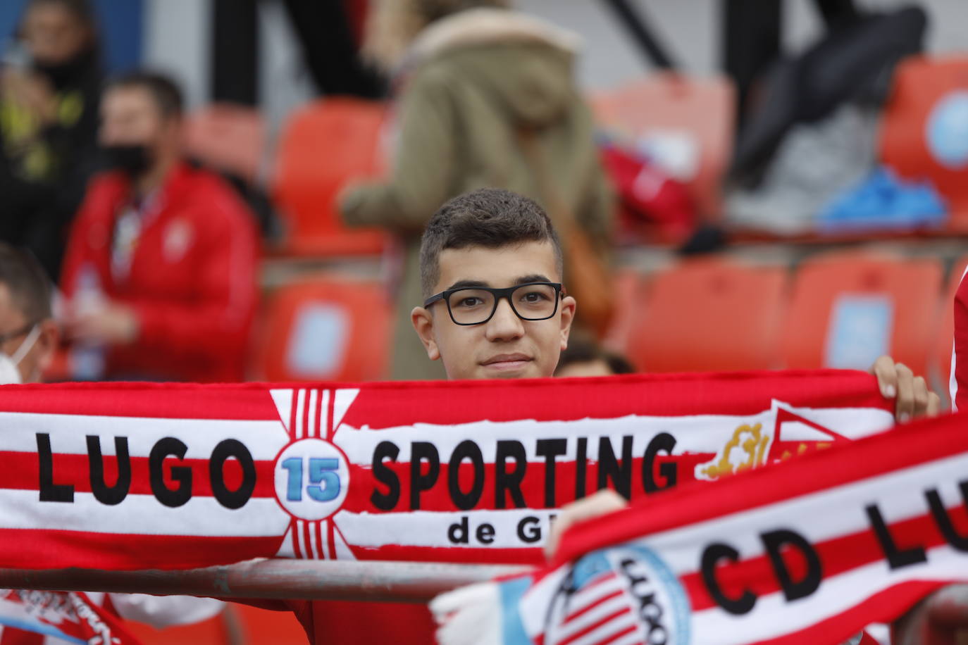 La afición del Sporting ha viajado a Lugo para empujar al equipo gijonés hacia la victoria 