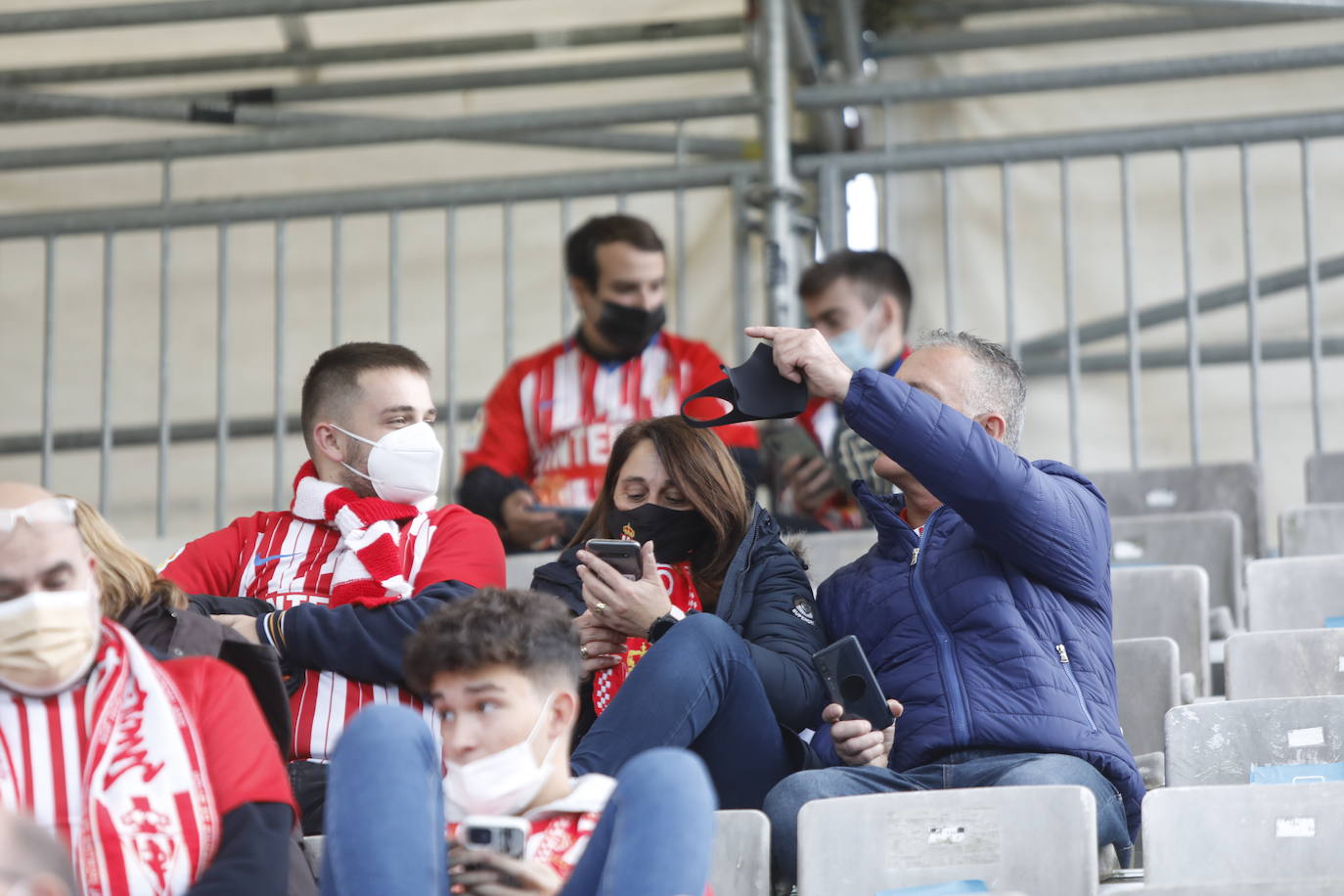 La afición del Sporting ha viajado a Lugo para empujar al equipo gijonés hacia la victoria 