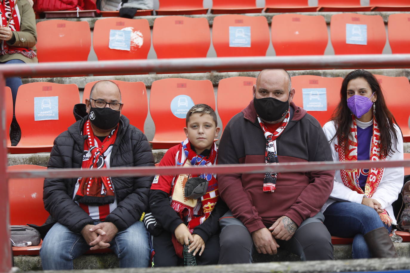 La afición del Sporting ha viajado a Lugo para empujar al equipo gijonés hacia la victoria 