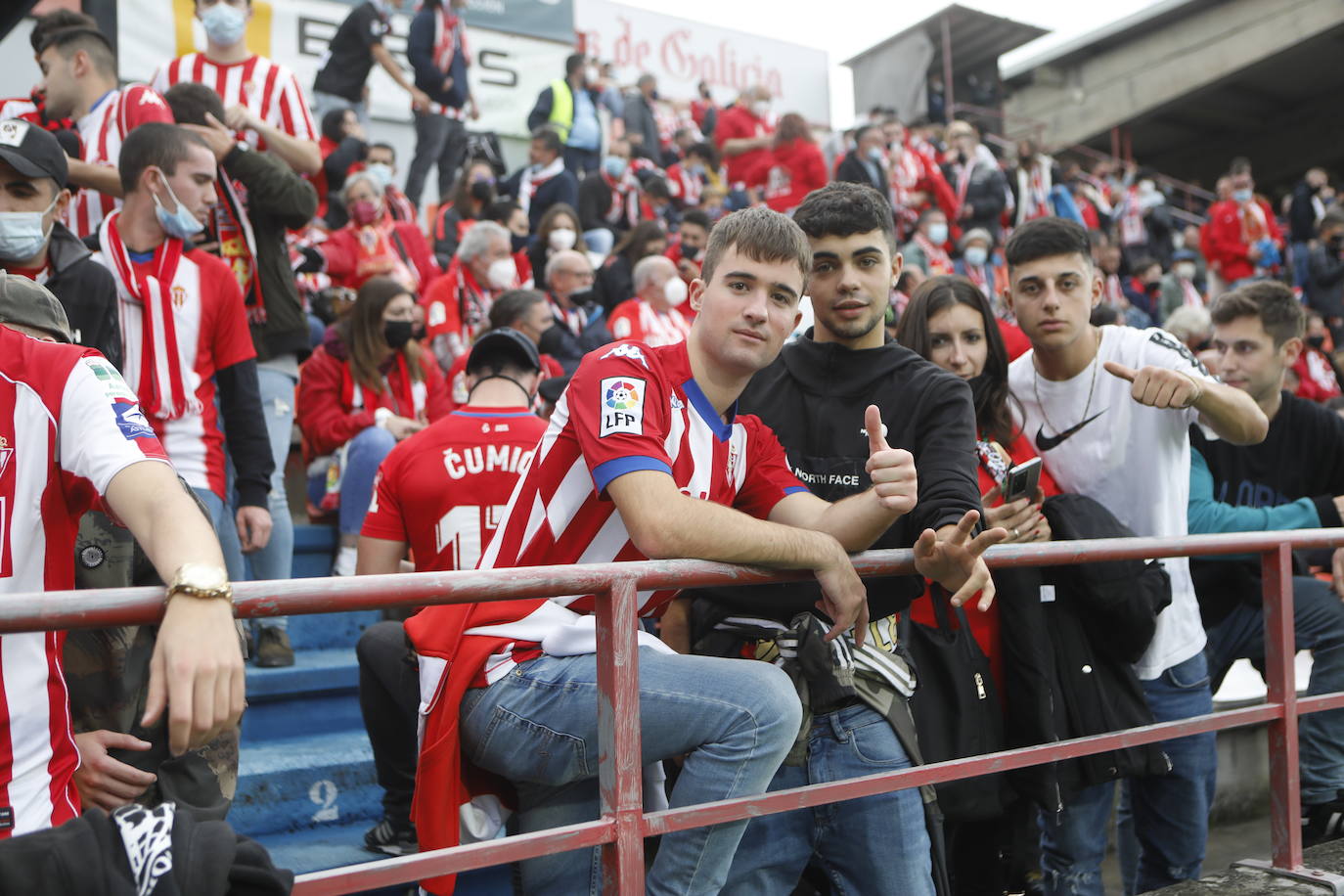 La afición del Sporting ha viajado a Lugo para empujar al equipo gijonés hacia la victoria 