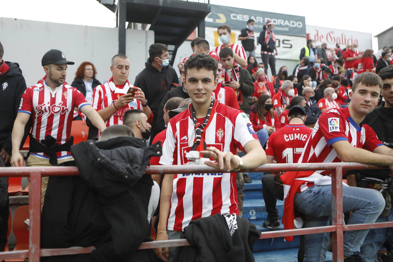 La afición del Sporting ha viajado a Lugo para empujar al equipo gijonés hacia la victoria 