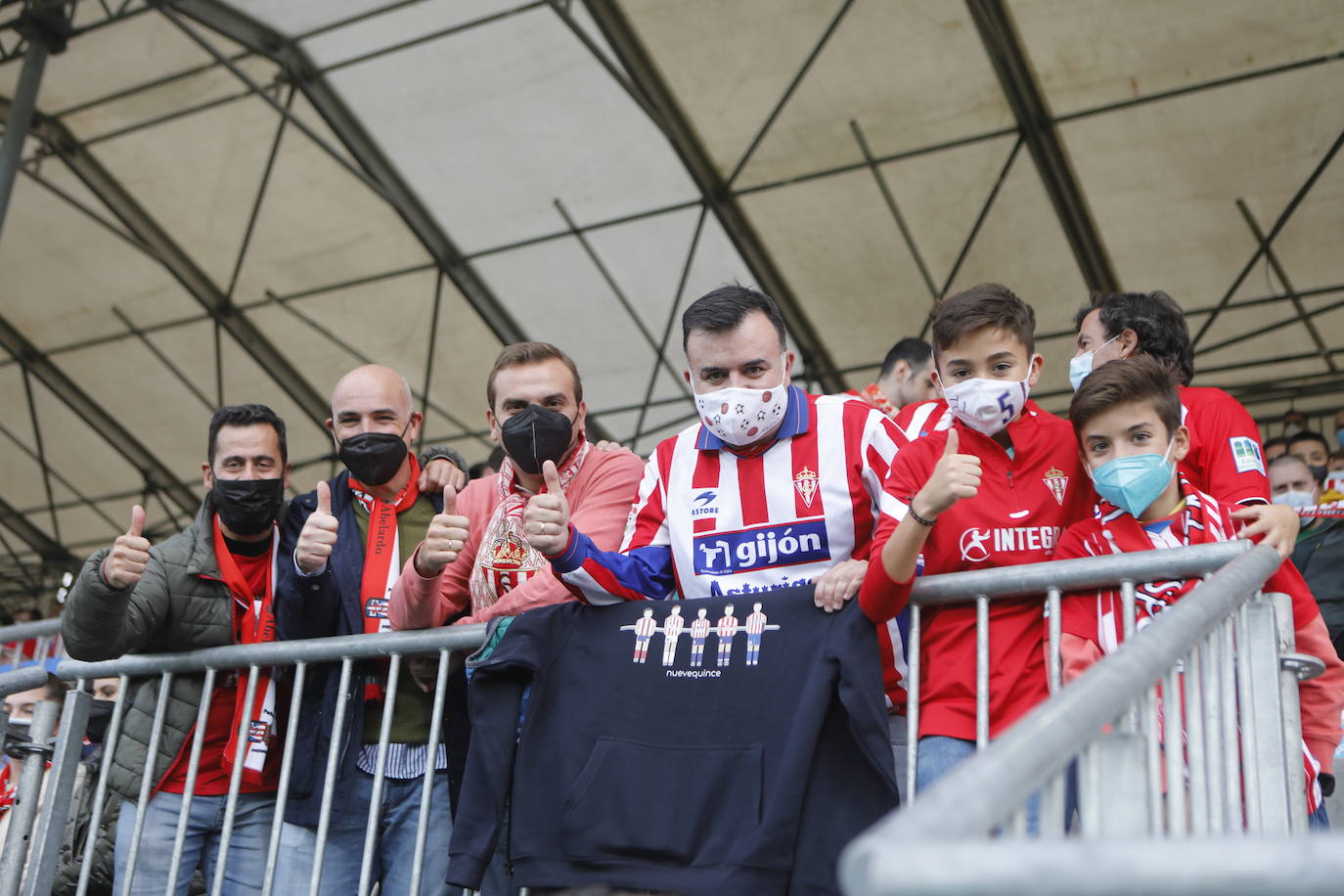 La afición del Sporting ha viajado a Lugo para empujar al equipo gijonés hacia la victoria 