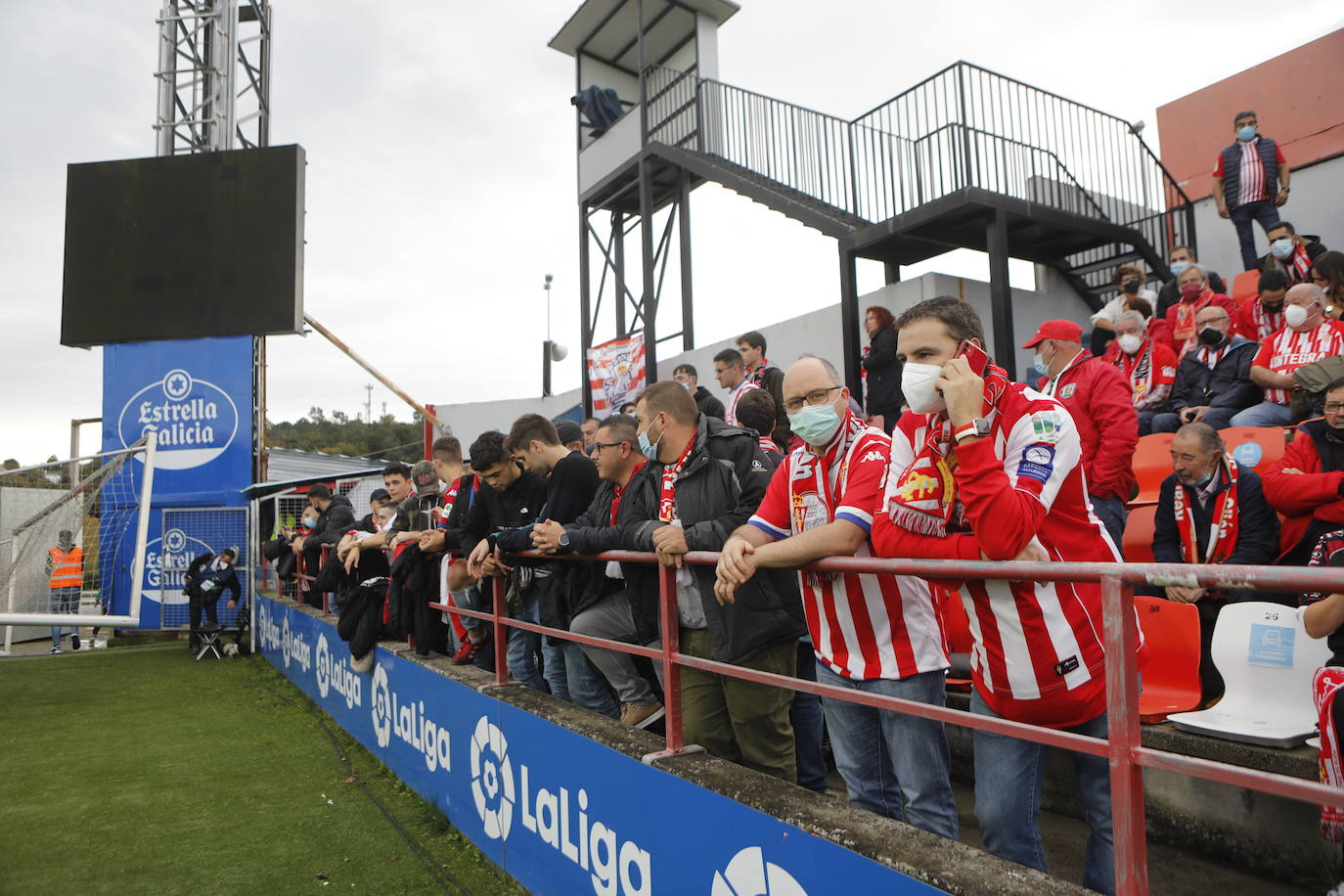 La afición del Sporting ha viajado a Lugo para empujar al equipo gijonés hacia la victoria 