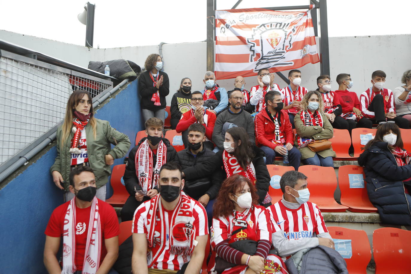 La afición del Sporting ha viajado a Lugo para empujar al equipo gijonés hacia la victoria 