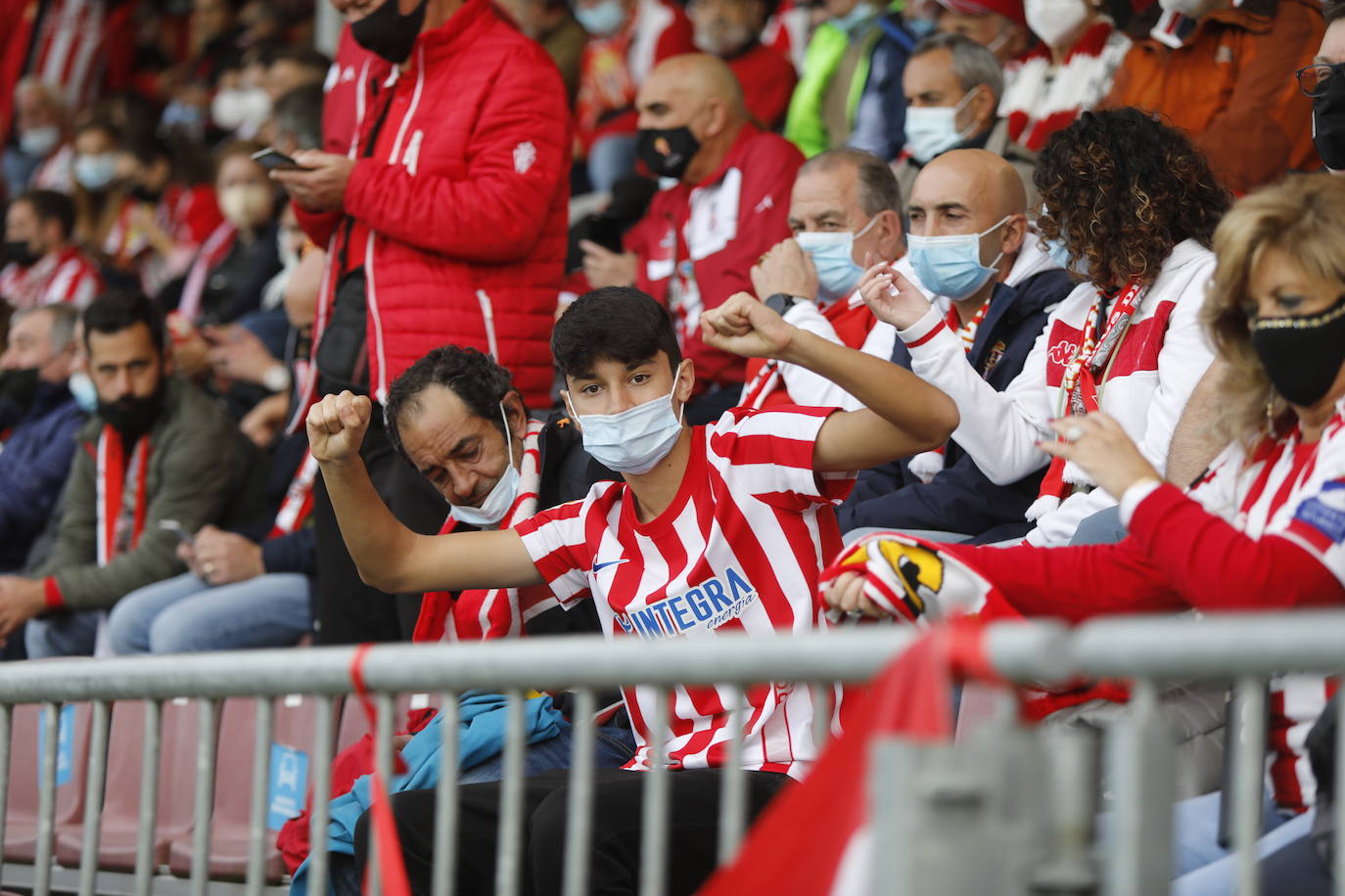 La afición del Sporting ha viajado a Lugo para empujar al equipo gijonés hacia la victoria 