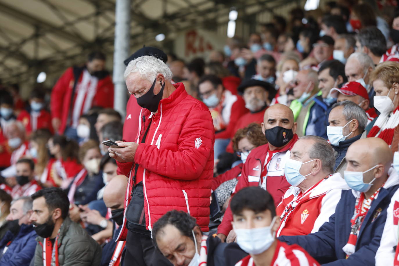 La afición del Sporting ha viajado a Lugo para empujar al equipo gijonés hacia la victoria 