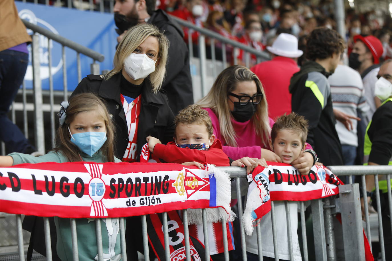 La afición del Sporting ha viajado a Lugo para empujar al equipo gijonés hacia la victoria 