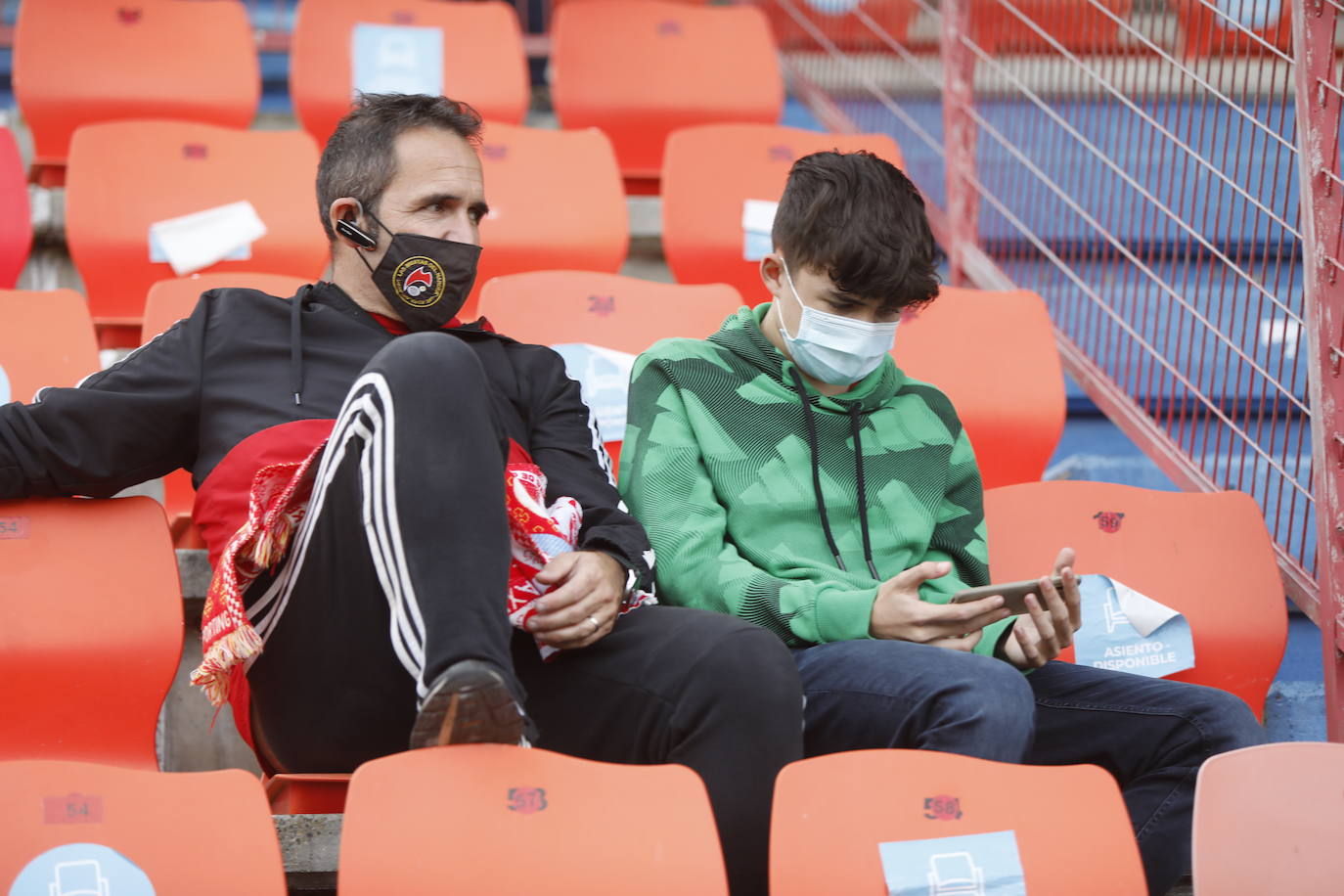 La afición del Sporting ha viajado a Lugo para empujar al equipo gijonés hacia la victoria 