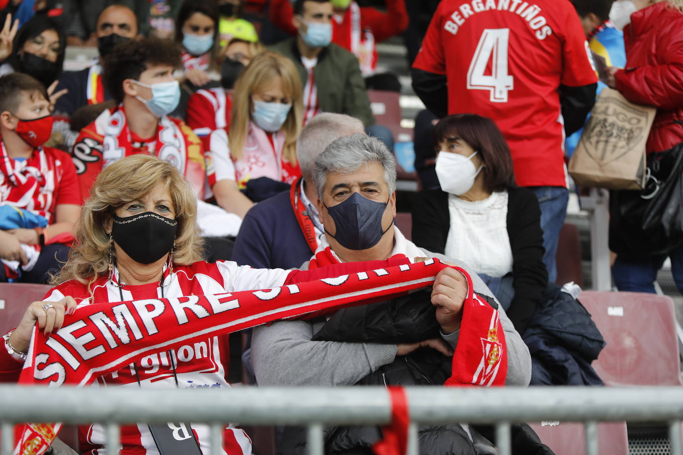 La afición del Sporting ha viajado a Lugo para empujar al equipo gijonés hacia la victoria 