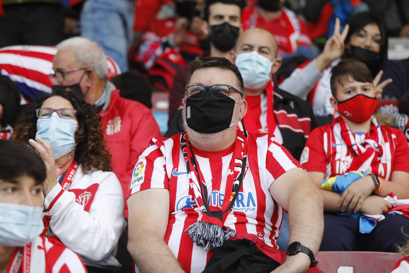 La afición del Sporting ha viajado a Lugo para empujar al equipo gijonés hacia la victoria 