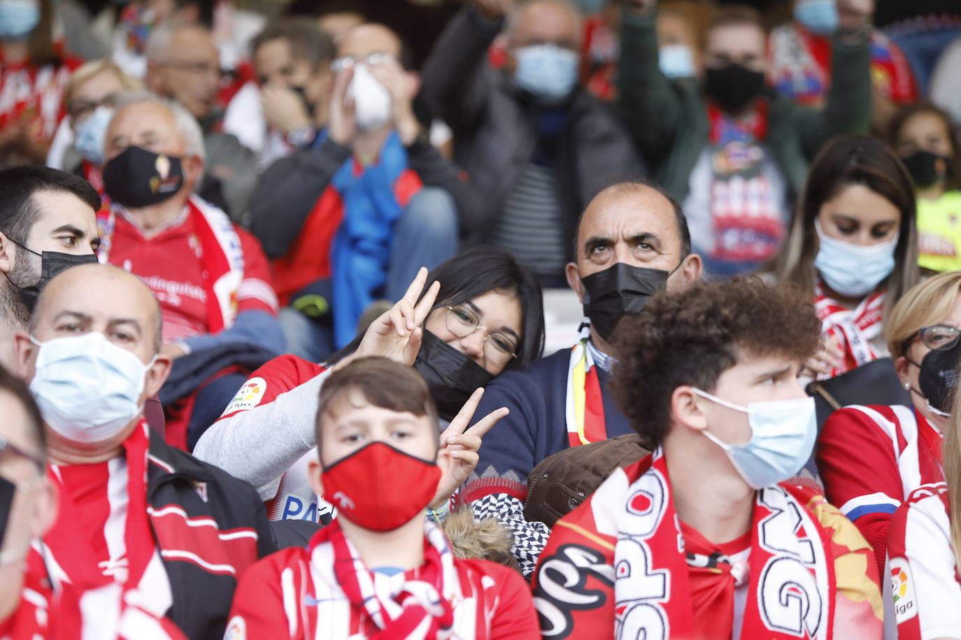 La afición del Sporting ha viajado a Lugo para empujar al equipo gijonés hacia la victoria 