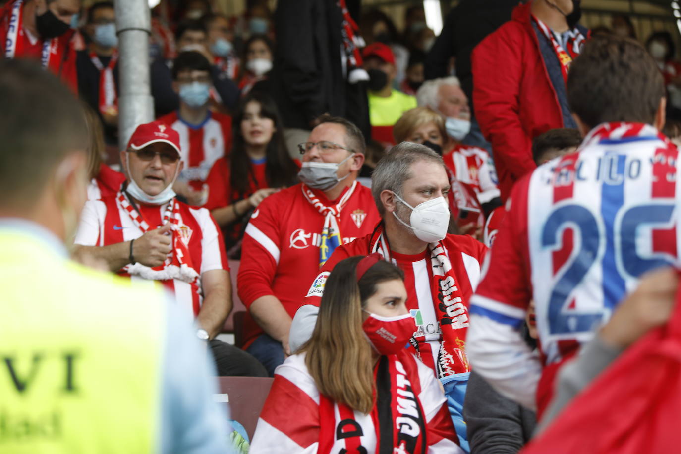 La afición del Sporting ha viajado a Lugo para empujar al equipo gijonés hacia la victoria 