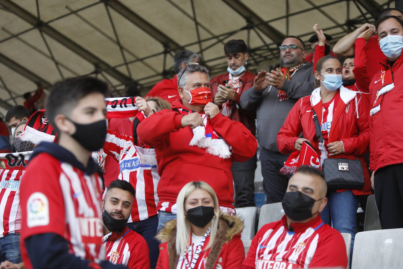 La afición del Sporting ha viajado a Lugo para empujar al equipo gijonés hacia la victoria 