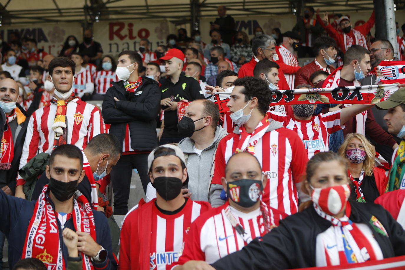 La afición del Sporting ha viajado a Lugo para empujar al equipo gijonés hacia la victoria 