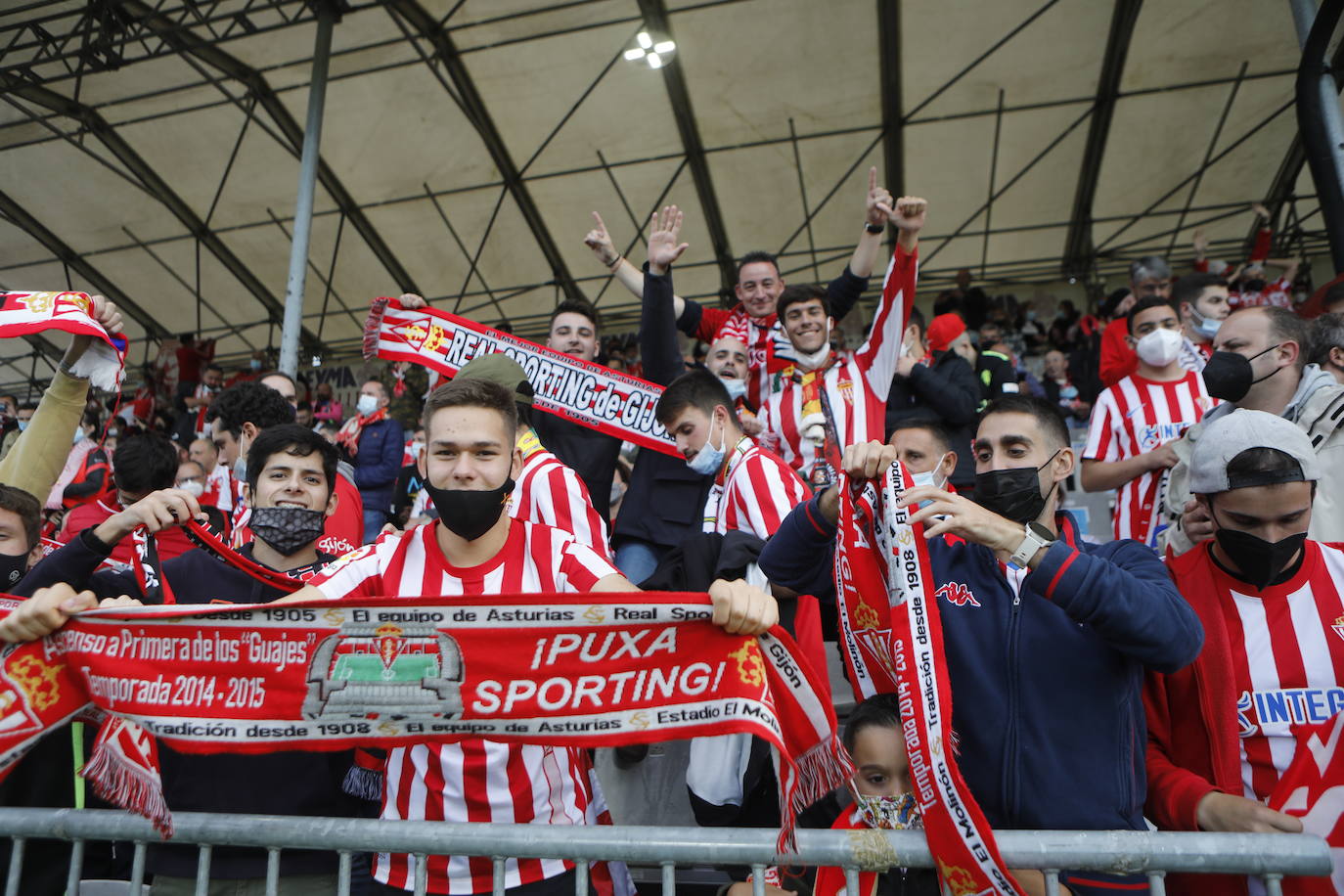 La afición del Sporting ha viajado a Lugo para empujar al equipo gijonés hacia la victoria 