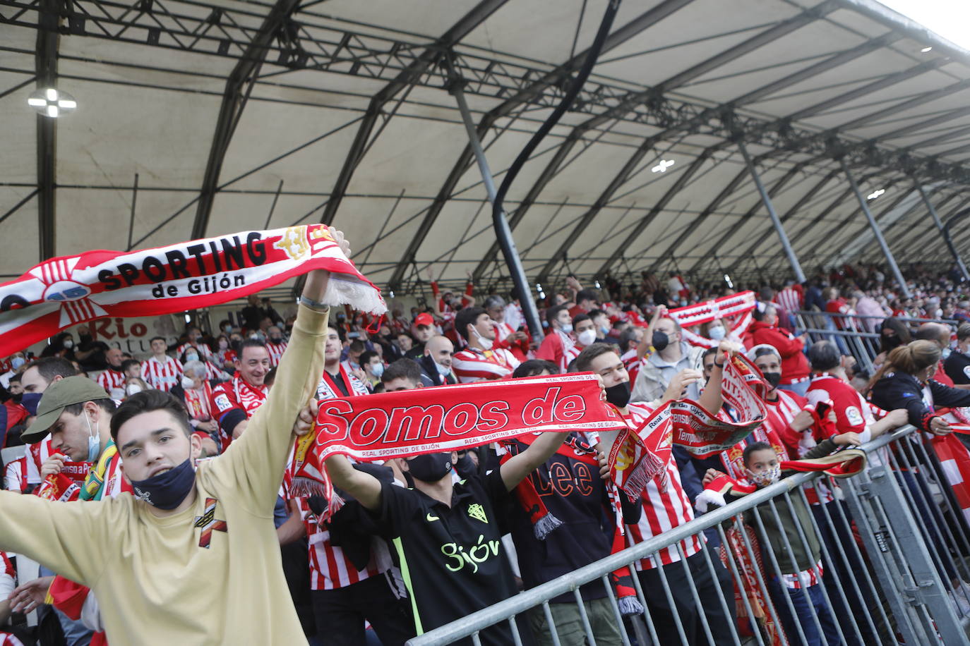 La afición del Sporting ha viajado a Lugo para empujar al equipo gijonés hacia la victoria 