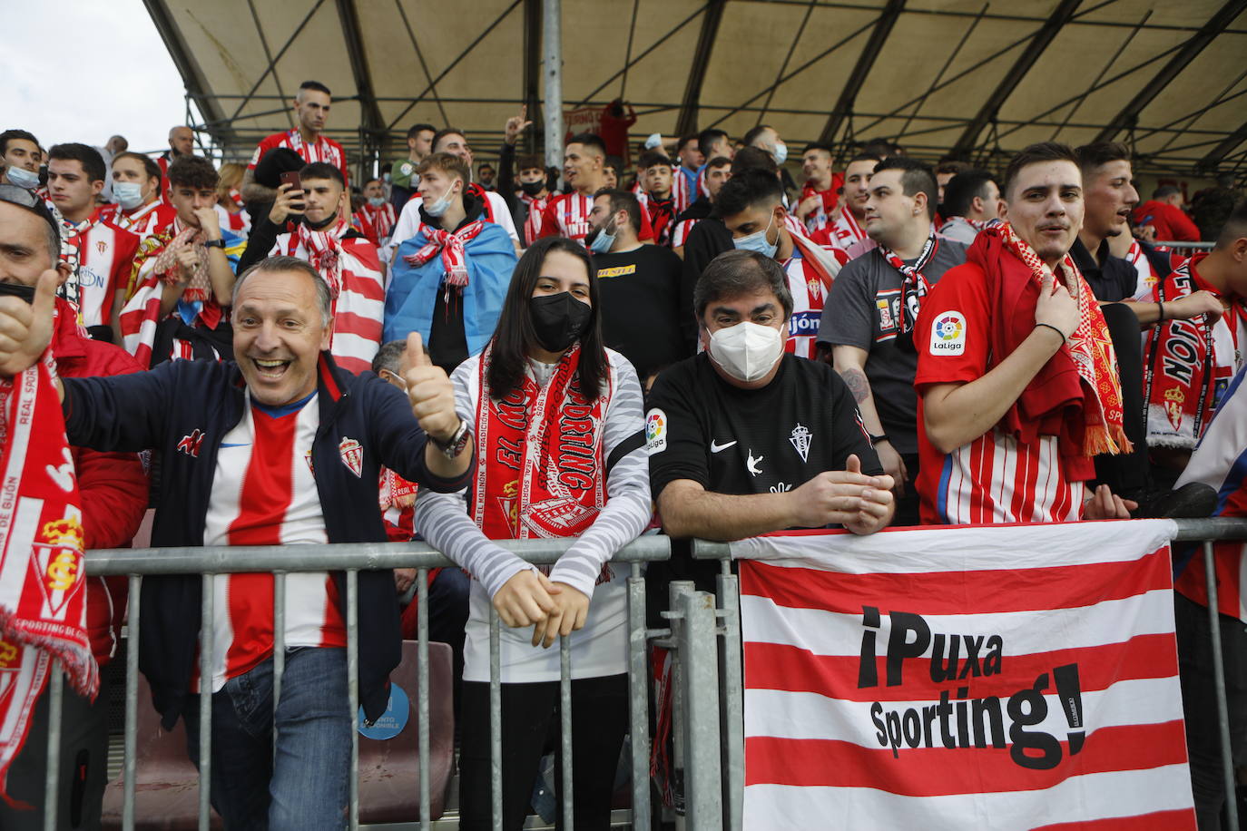 La afición del Sporting ha viajado a Lugo para empujar al equipo gijonés hacia la victoria 