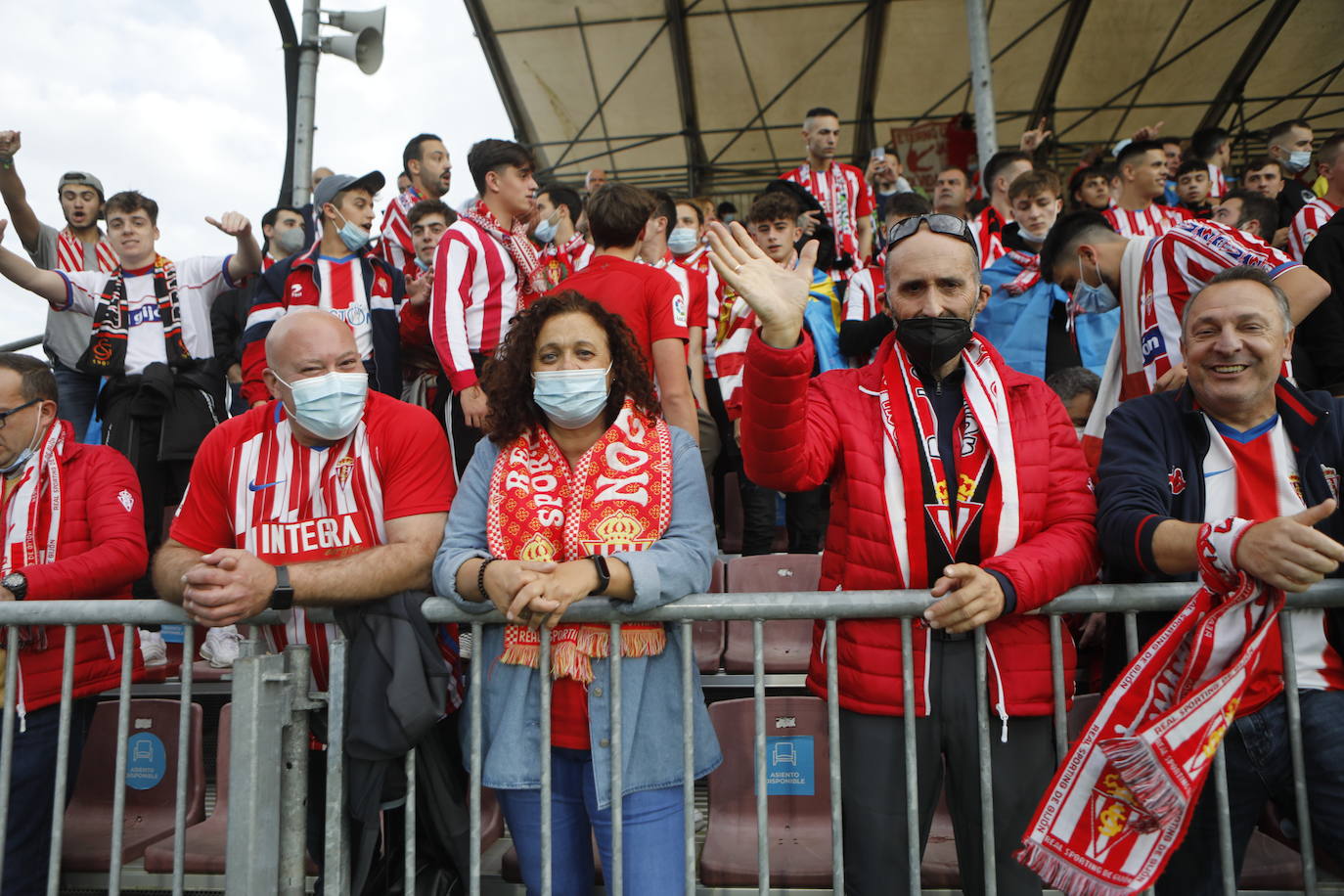 La afición del Sporting ha viajado a Lugo para empujar al equipo gijonés hacia la victoria 