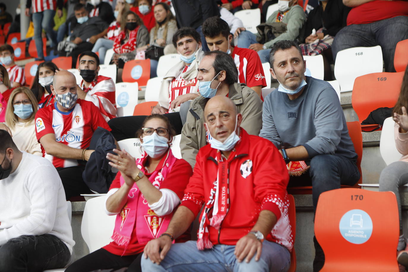 La afición del Sporting ha viajado a Lugo para empujar al equipo gijonés hacia la victoria 