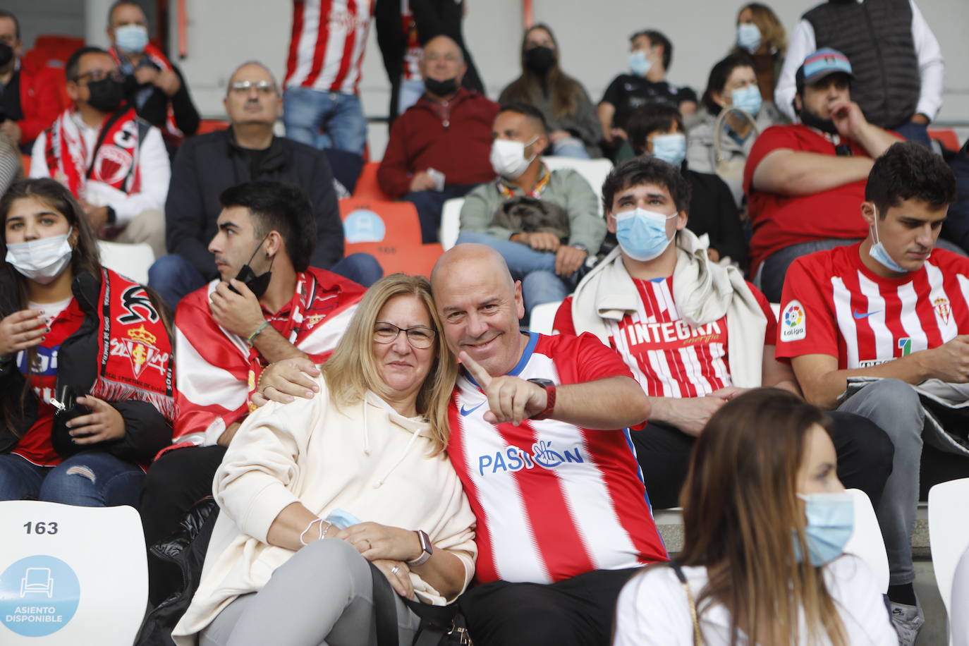 La afición del Sporting ha viajado a Lugo para empujar al equipo gijonés hacia la victoria 