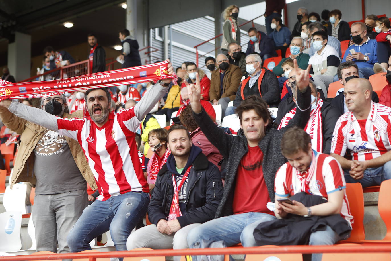 La afición del Sporting ha viajado a Lugo para empujar al equipo gijonés hacia la victoria 