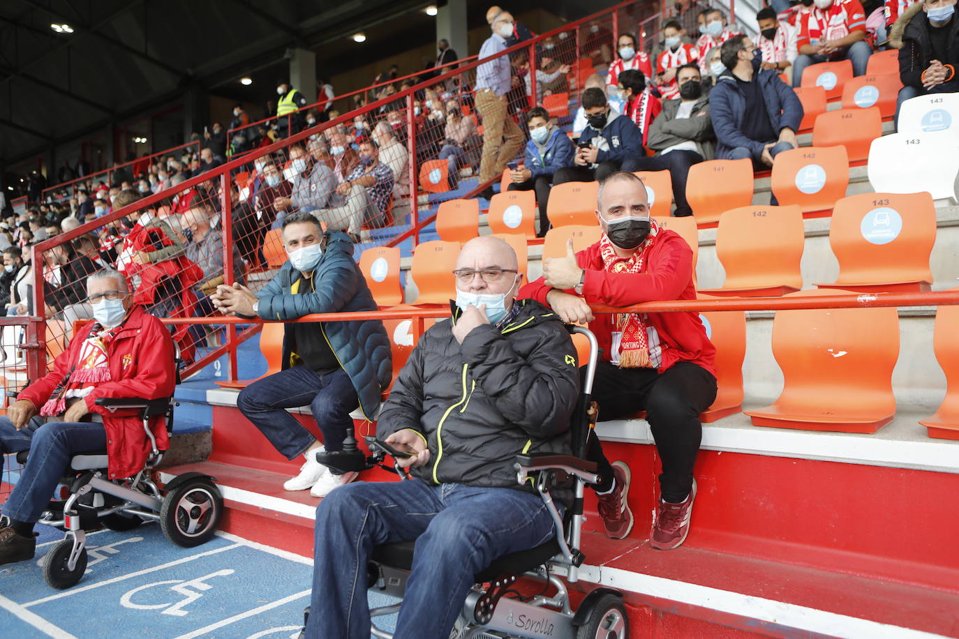 La afición del Sporting ha viajado a Lugo para empujar al equipo gijonés hacia la victoria 