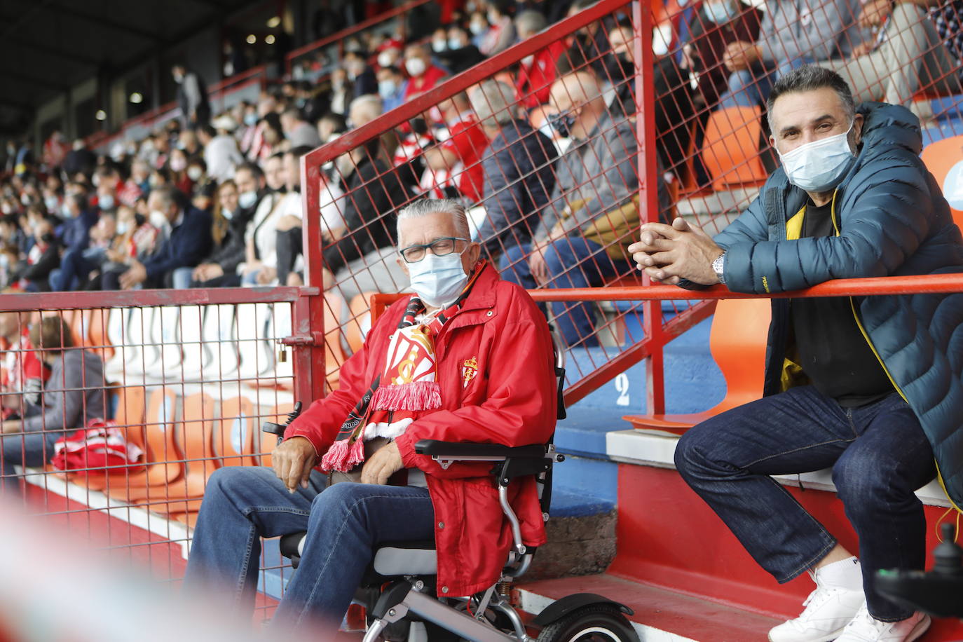 La afición del Sporting ha viajado a Lugo para empujar al equipo gijonés hacia la victoria 