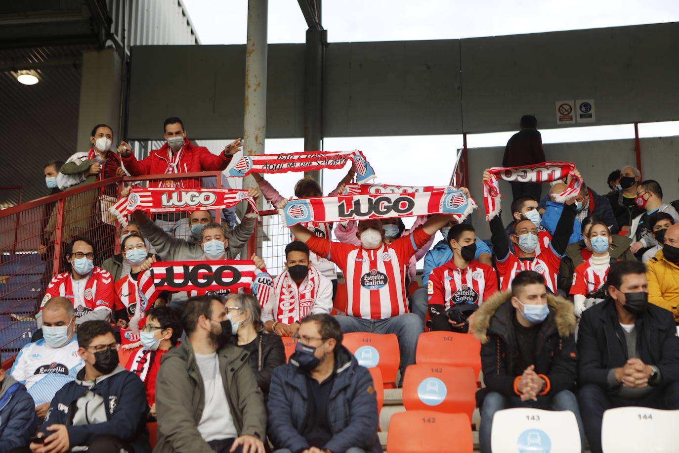 La afición del Sporting ha viajado a Lugo para empujar al equipo gijonés hacia la victoria 