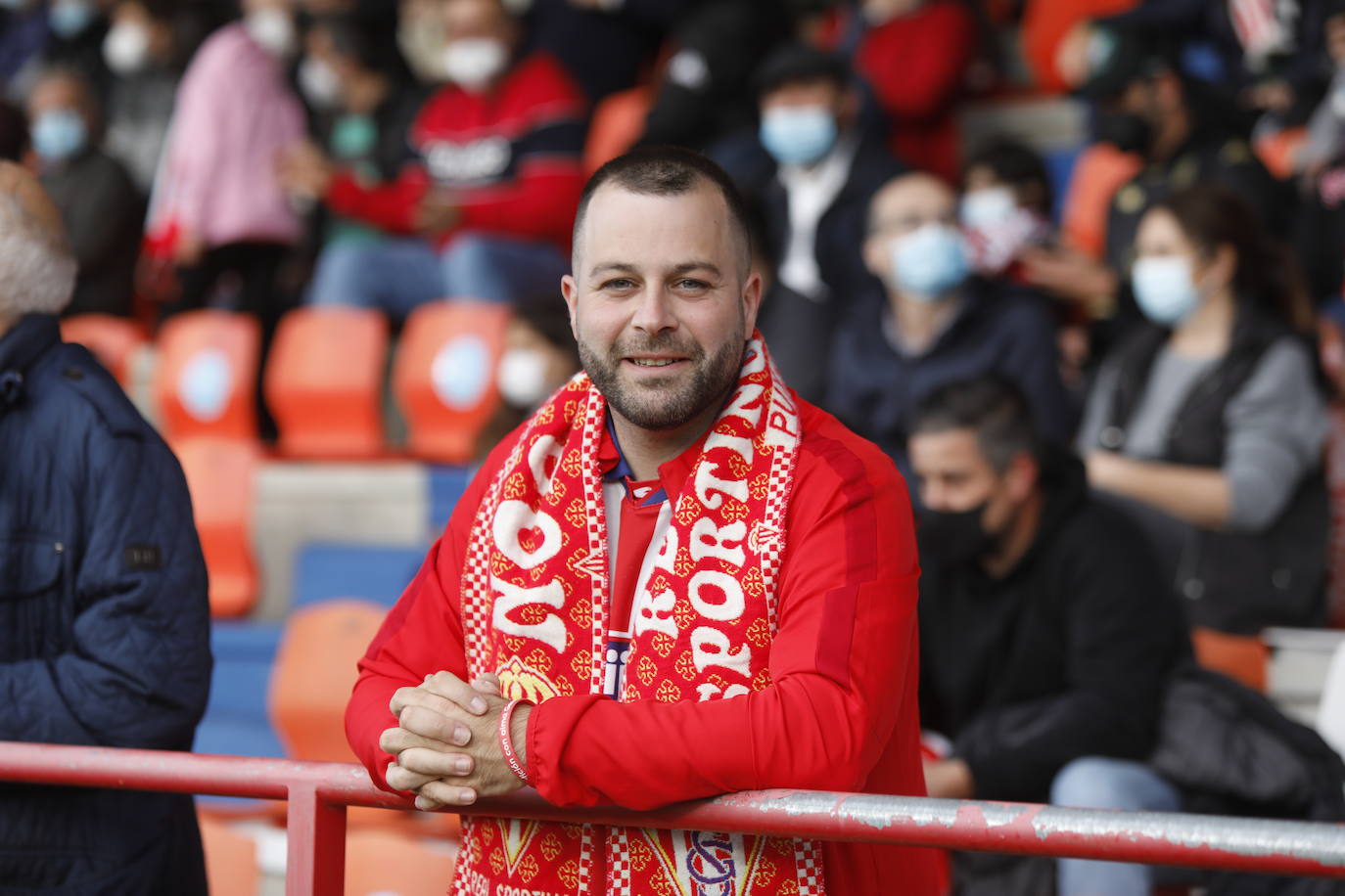 La afición del Sporting ha viajado a Lugo para empujar al equipo gijonés hacia la victoria 