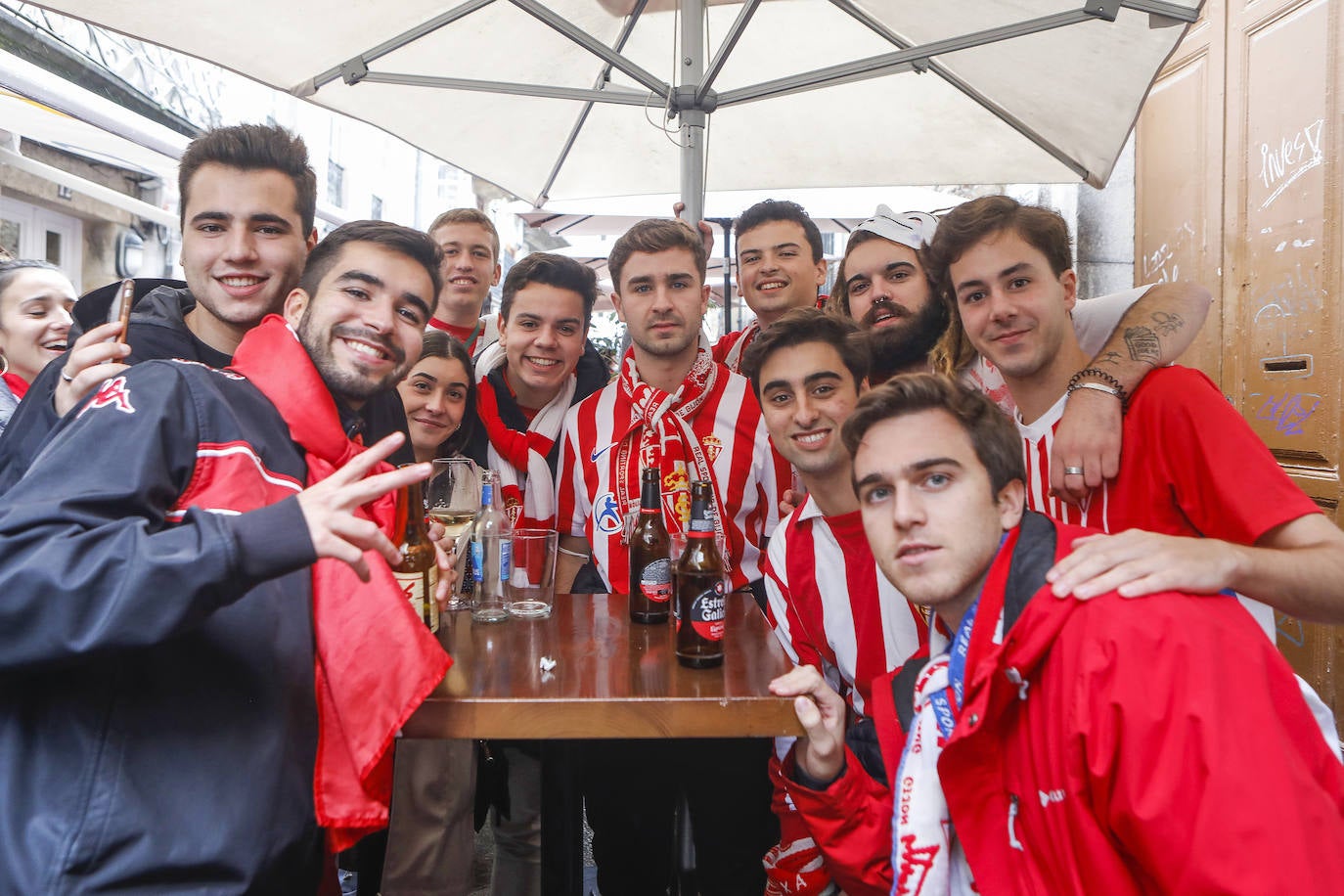 La afición del Sporting ha viajado a Lugo para empujar al equipo gijonés hacia la victoria