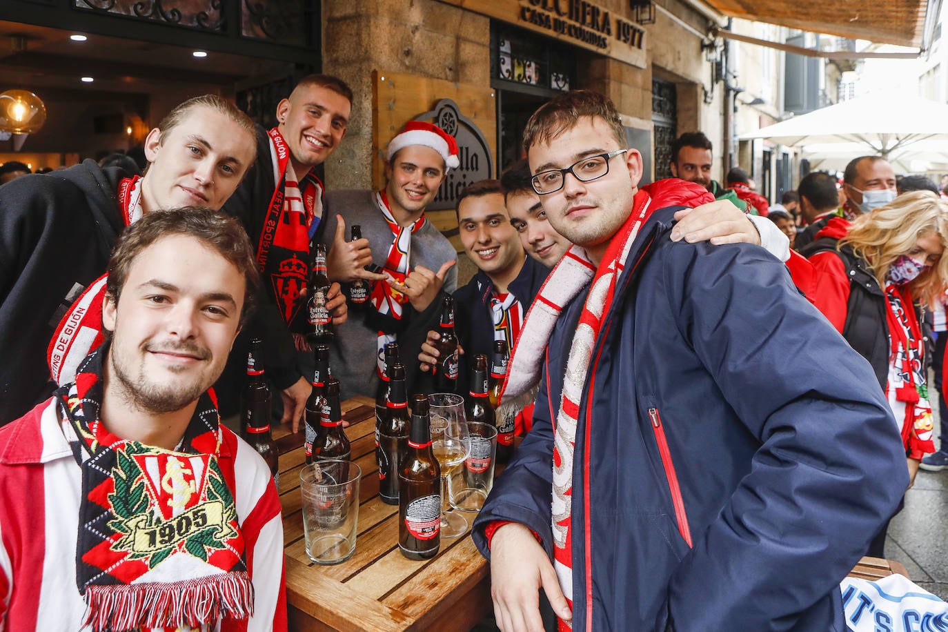 La afición del Sporting ha viajado a Lugo para empujar al equipo gijonés hacia la victoria