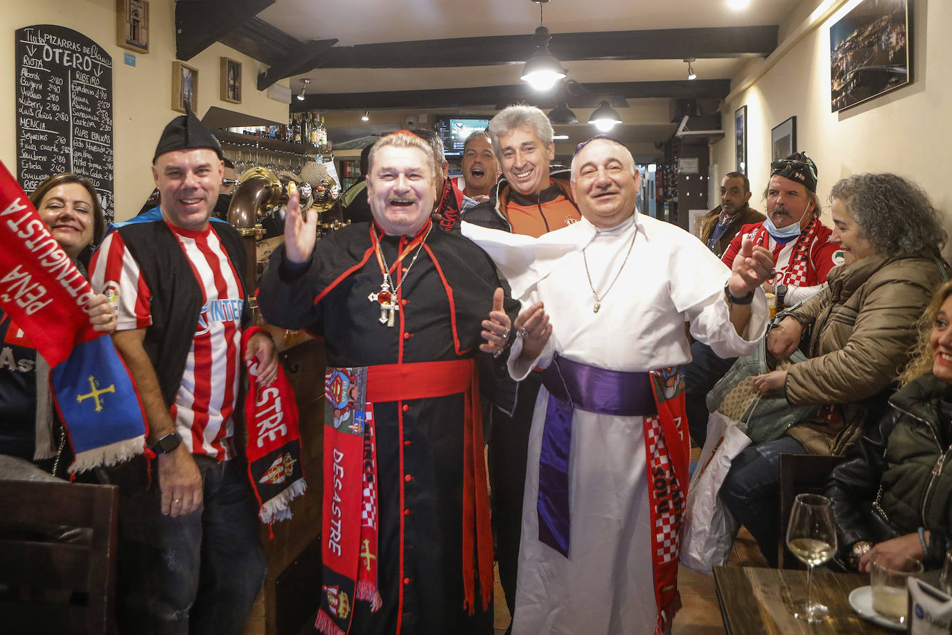 La afición del Sporting ha viajado a Lugo para empujar al equipo gijonés hacia la victoria