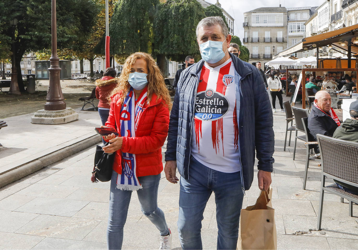 La afición del Sporting ha viajado a Lugo para empujar al equipo gijonés hacia la victoria