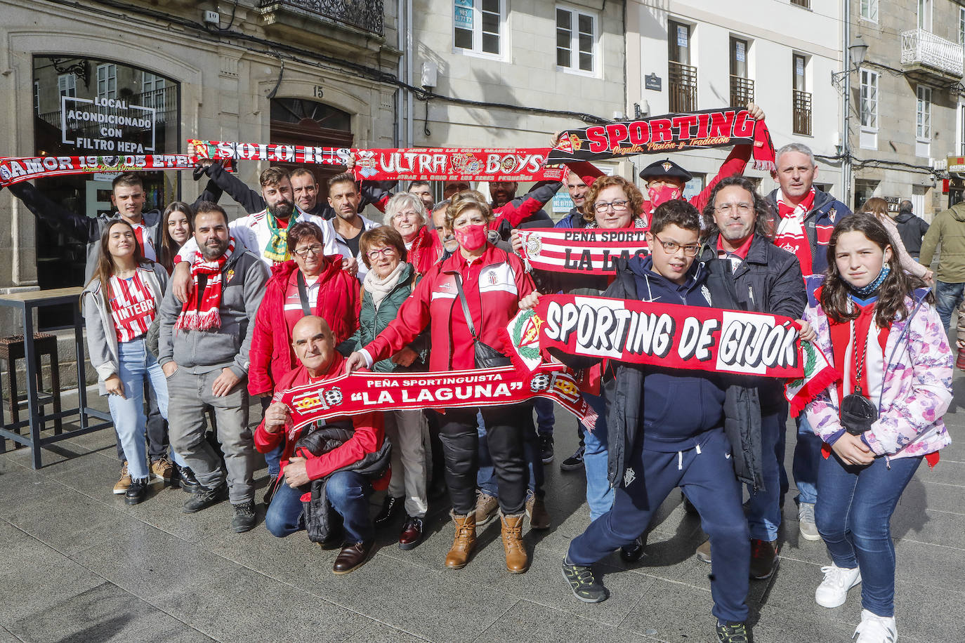 La afición del Sporting ha viajado a Lugo para empujar al equipo gijonés hacia la victoria