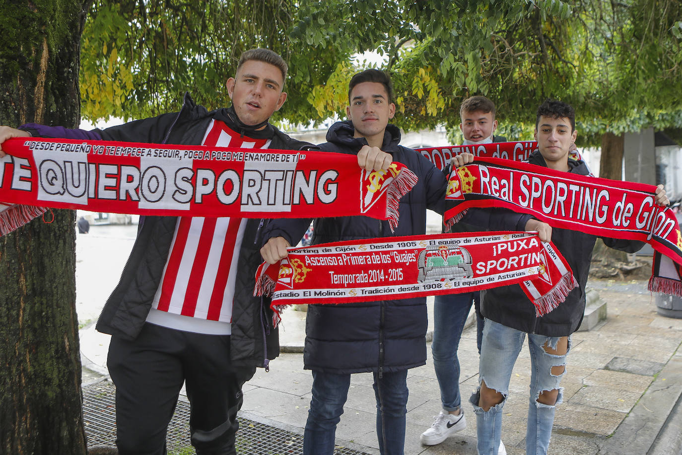 La afición del Sporting ha viajado a Lugo para empujar al equipo gijonés hacia la victoria