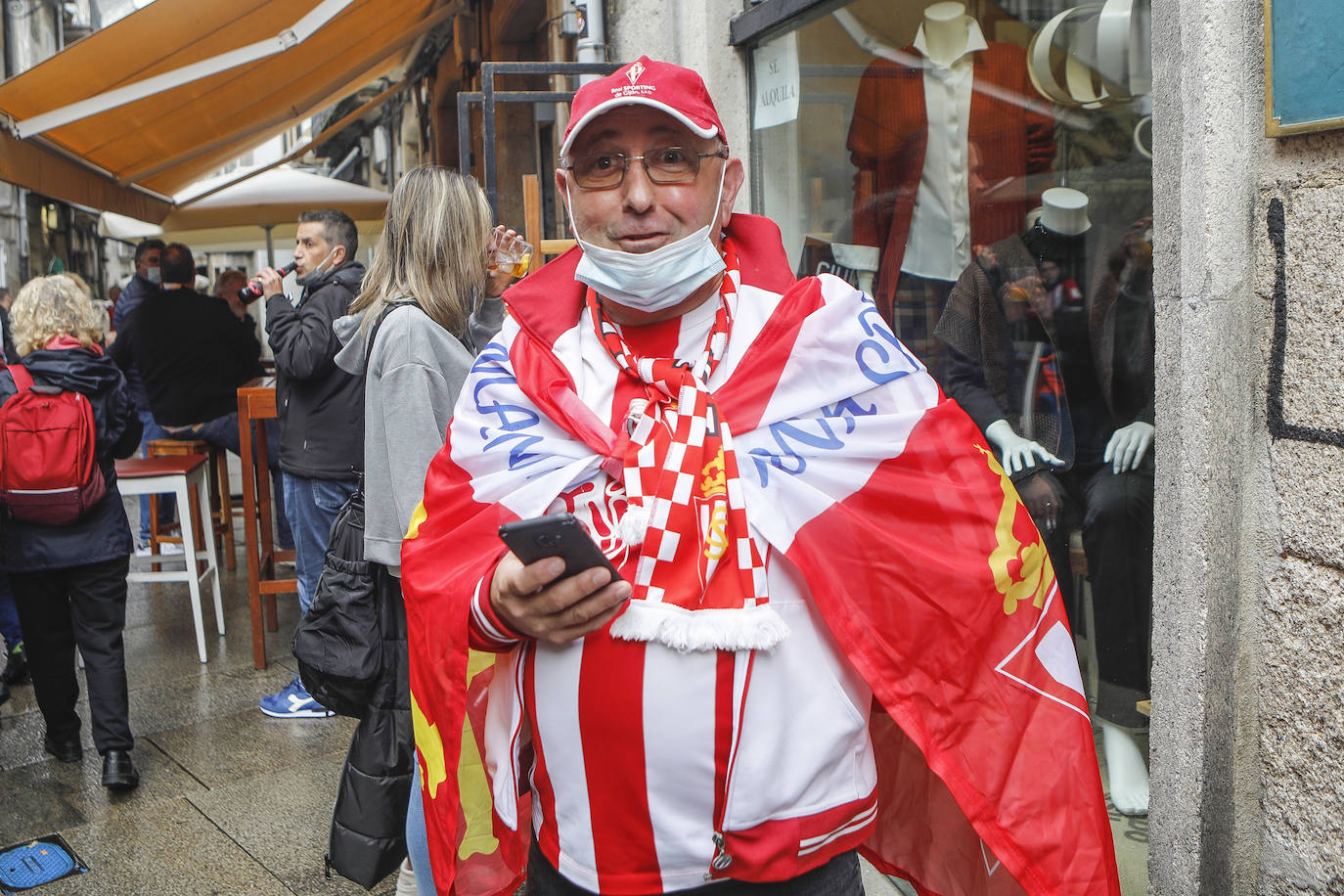 La afición del Sporting ha viajado a Lugo para empujar al equipo gijonés hacia la victoria