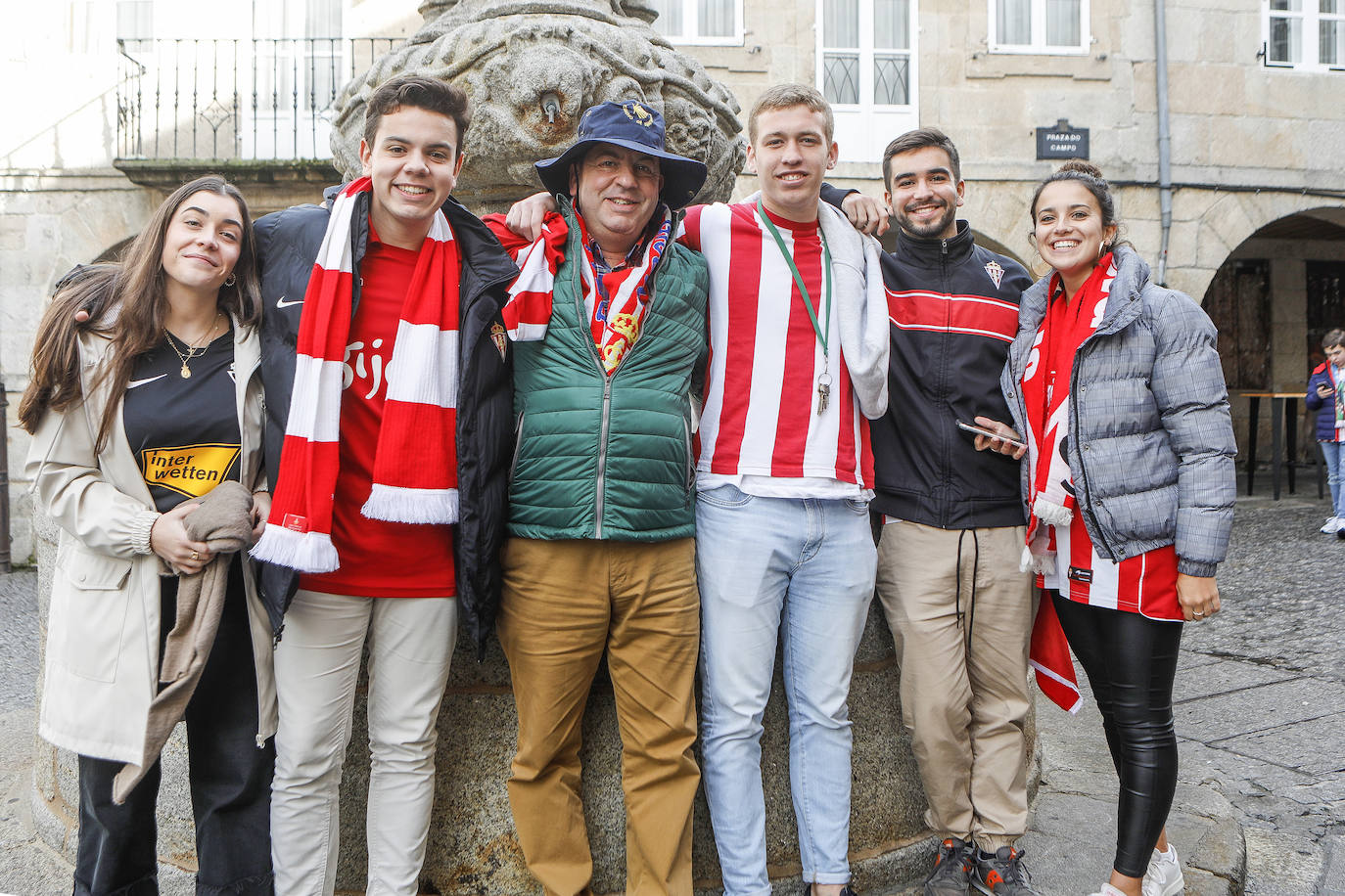 La afición del Sporting ha viajado a Lugo para empujar al equipo gijonés hacia la victoria