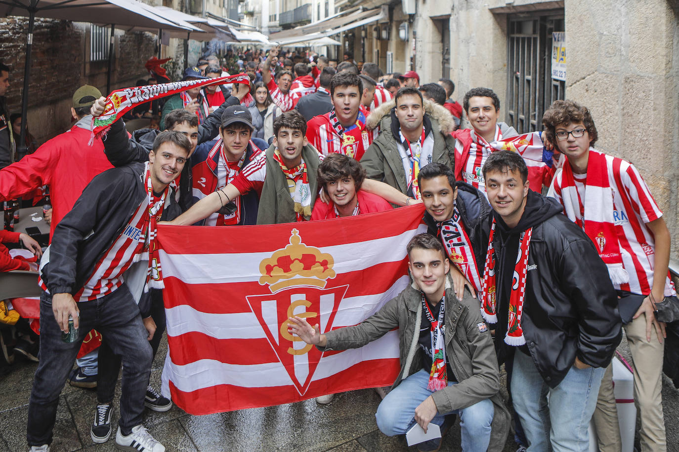 La afición del Sporting ha viajado a Lugo para empujar al equipo gijonés hacia la victoria